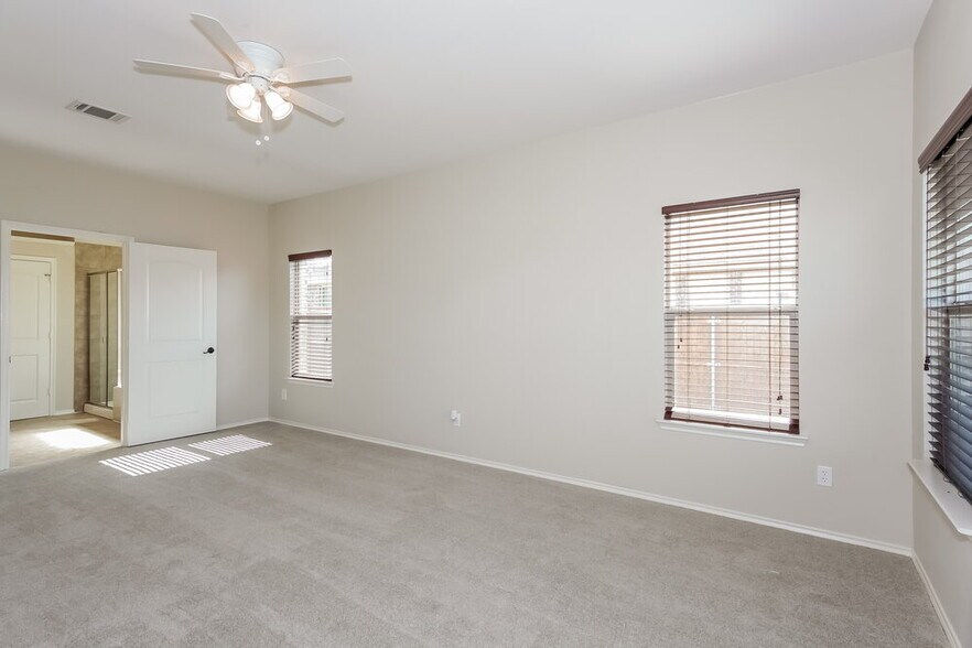 Building Photo - 1082 Carpenter Ct