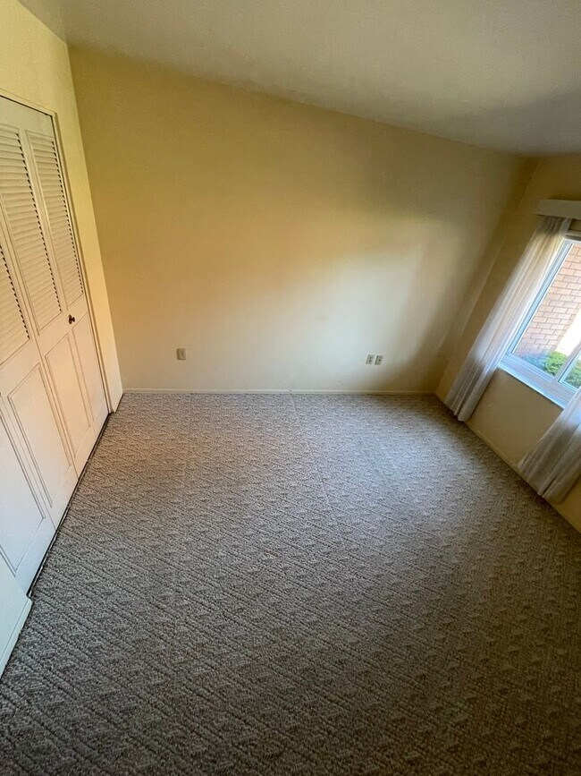 Building Photo - Cozy 1 Bedroom in a Quiet Building in Emsworth!