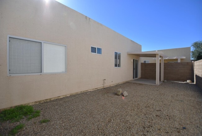 Building Photo - 2300 E Magma Rd