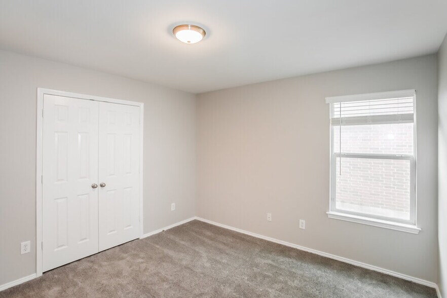 Building Photo - 2005 Burnside Dr