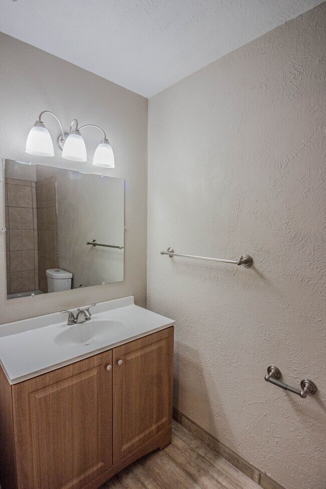 Building Photo - 203 N Scenic Dr