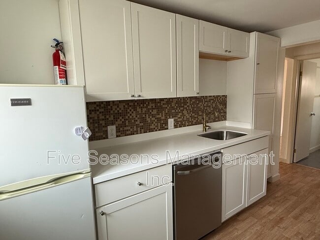 Building Photo - 133 Elmwood Ave