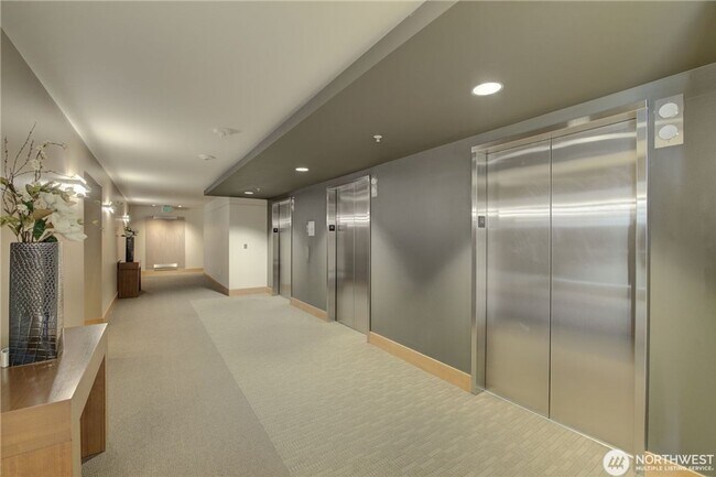 Building Photo - 2Bd/2Ba Bellevue Condo