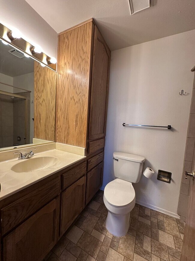 Building Photo - 2BB 2BA Condominium, Utilities Included