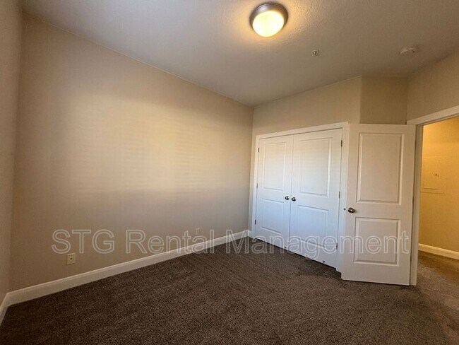 Building Photo - 700 N Main St