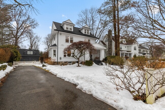 Building Photo - 13 Lockwood Ave