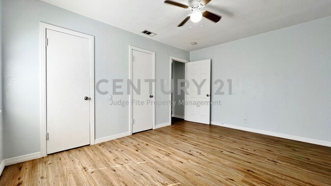 Building Photo - Cozy 1-Story 2/1 Duplex In Castleberry ISD...