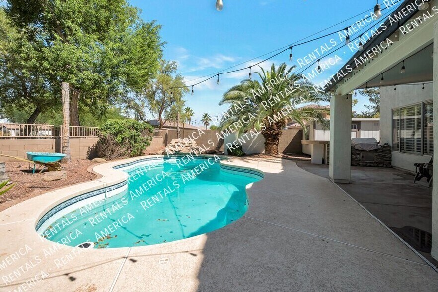 Building Photo - 2682 S Beverly Pl