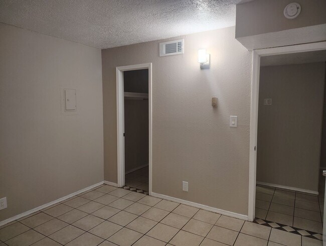 Building Photo - COMING SOON - Recently updated 2 bed -1 bath aprox 800 sq ft 2nd and Montano