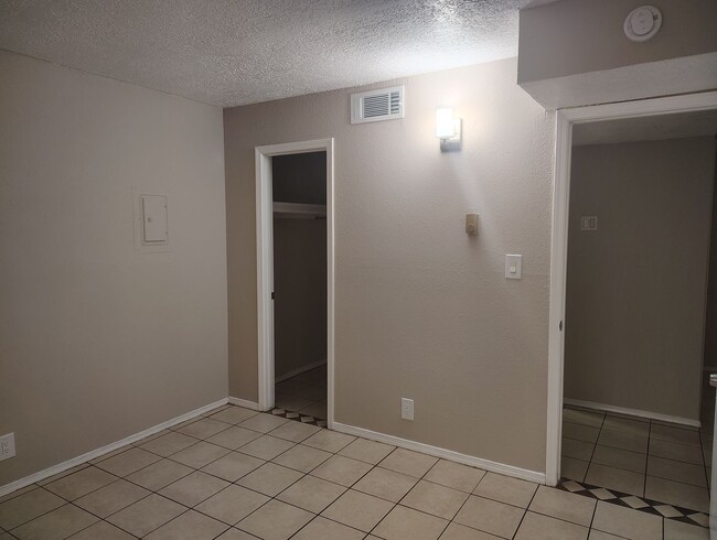 Building Photo - Recently updated 2 bed -1 bath aprox 800 sq ft 2nd and Montano