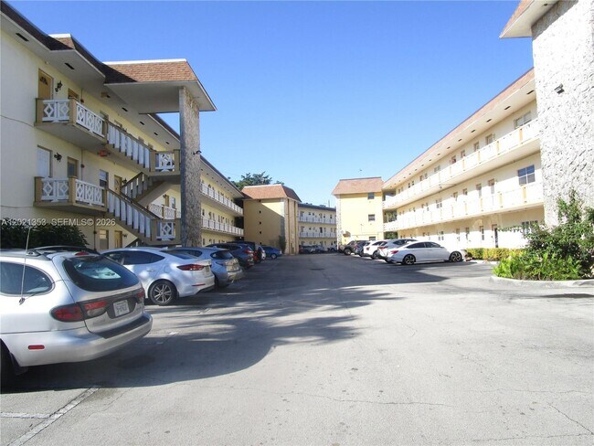 Building Photo - 5111 W Oakland Park Blvd