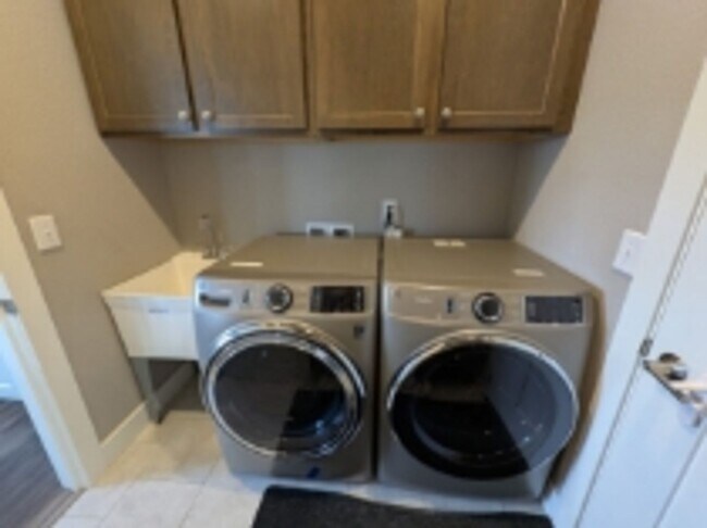 Building Photo - Executive Rental: Spacious 4-Bedroom Home in Oconomowoc!