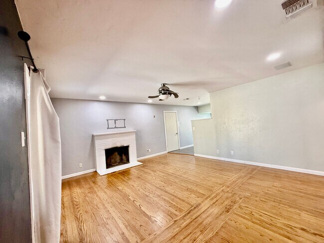 Building Photo - Great home available NOW