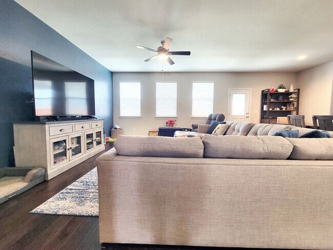 Building Photo - Beautiful 4 Bed / 2.5 Bath Home in Pfluger...