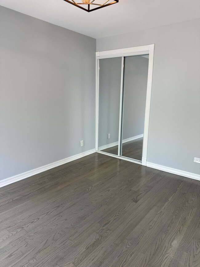 Building Photo - 1100 N Lakeside Dr