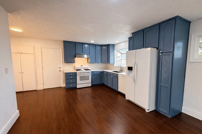 Building Photo - 3 bed 2 Bath Home Recently renovated single-family home in Fairfield,