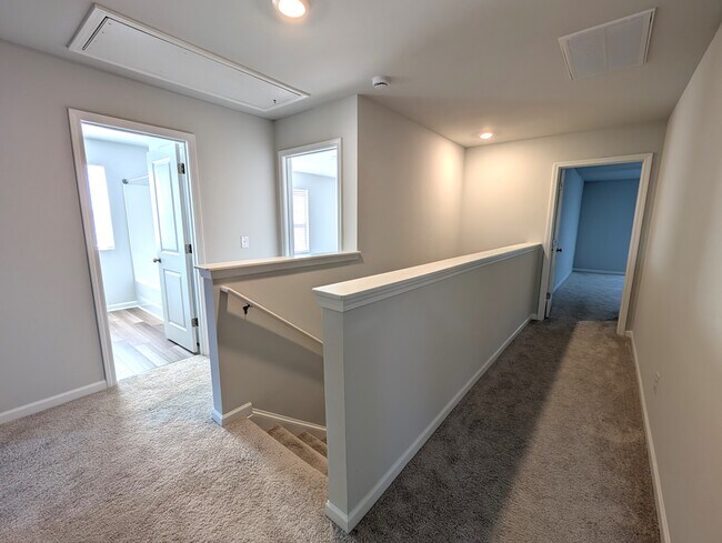 Building Photo - 2298 Beechwood Vw Dr