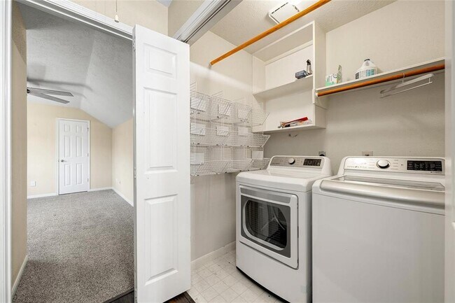 Building Photo - 2645 Lakeway Dr
