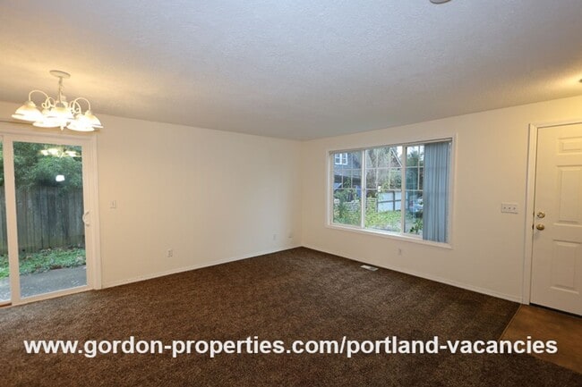 Building Photo - SE 73rd Ave - 3 bedroom townhouse in Mt Scott-Arleta neighborhood