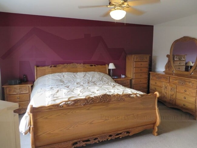 Building Photo - Gorgeous 4 bedroom House in a highly desir...