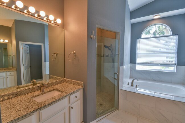Building Photo - MOVE-IN READY 5 Bed 3.5 Bath Home in Daven...