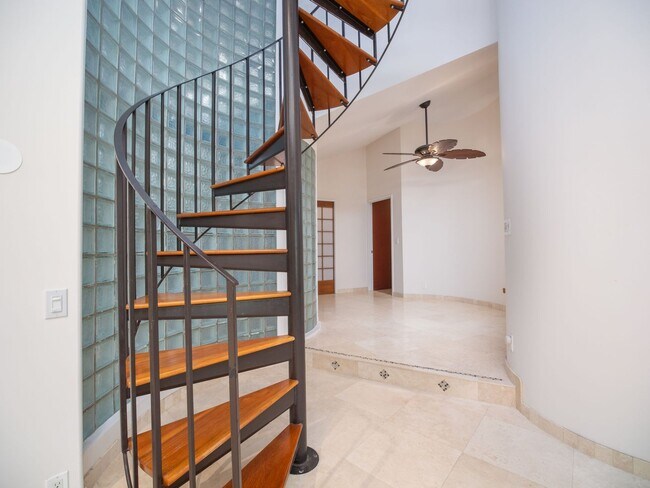 Building Photo - Beautiful Furnished, 2 Bed, 3 Bath, Gated ...