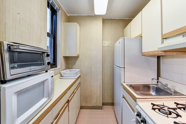 Building Photo - Spacious & Bright Unfurnished Studio for Rent
