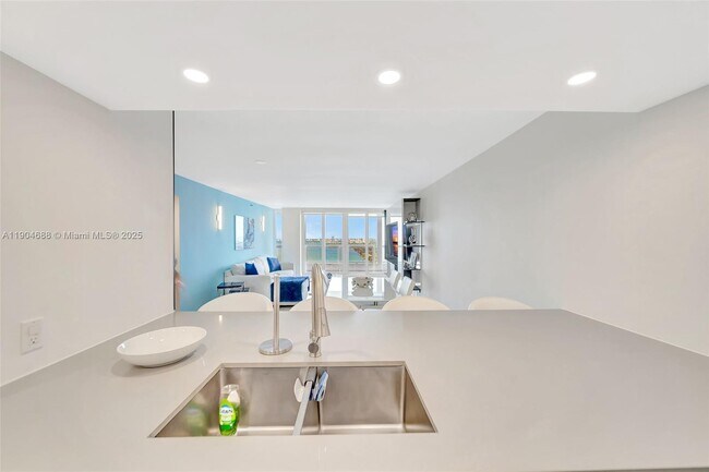 Building Photo - 1717 N Bayshore Dr