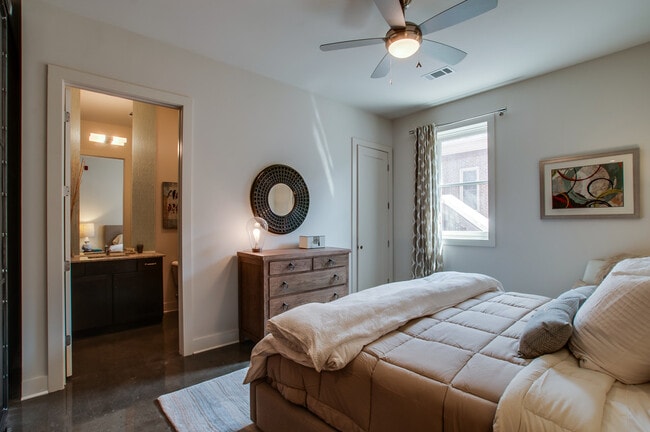 Building Photo - 210 30th Ave N