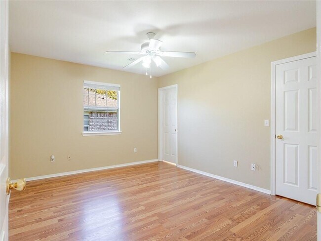 Building Photo - 12 Holly Dr