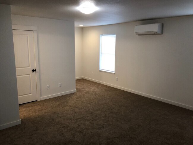 Building Photo - 4.5 Bathrooms ! 4 large bedrooms! Close to CWU