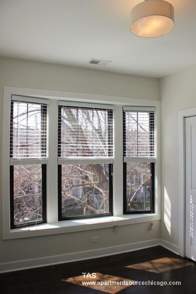 Building Photo - 1606 W Belle Plaine Ave