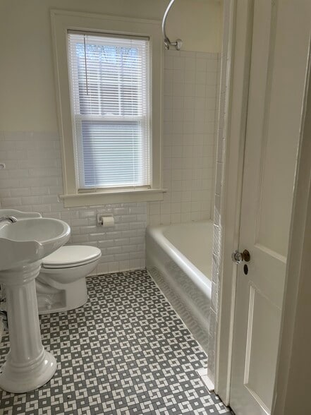 Bathroom - 1324 Fontaine Rd