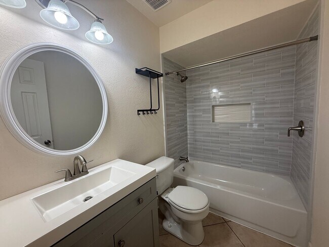 Building Photo - Updated 2-bedroom, 2-bath home in Port Orange