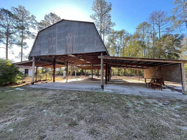 Building Photo - Spacious 3-Bedroom home with Huge Fenced Yard & Pole Barn – Live Oak, FL