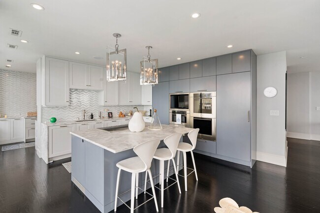 Building Photo - 2575 Peachtree Rd NE