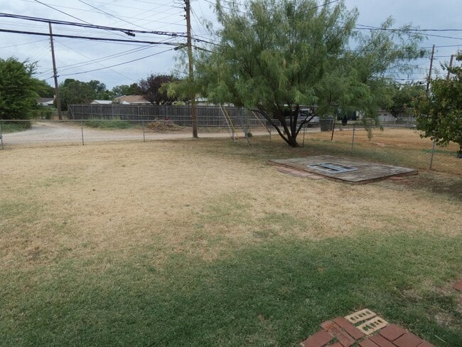 Building Photo - 2 bedroom, 1 bath