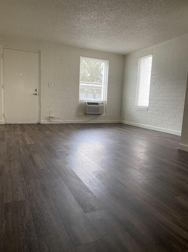 Building Photo - 1233 NE 4th St