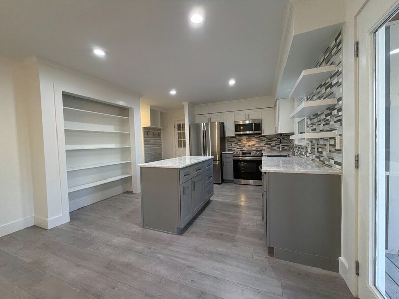 Great, updated kitchen with open pantry makes cooking & baking easy! - 115 Waterfall Ct