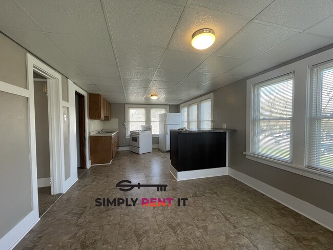 Building Photo - Renovated Triplex with 2 Bedrooms On Campus!