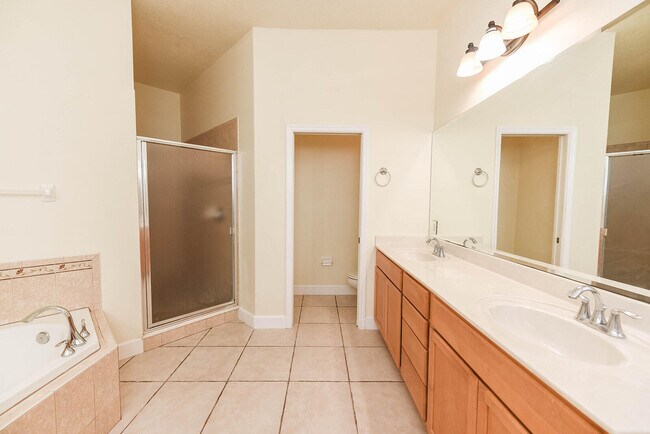 Building Photo - 4068 Gardenwood Cir