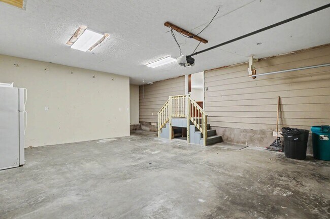 Building Photo - 151 Country Club Dr