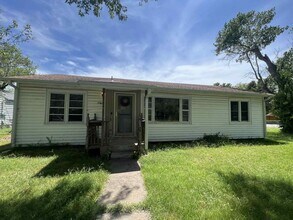 Building Photo - CUTE 3 BEDROOM / 1.5 BATHROOM HOUSE IN JOP...