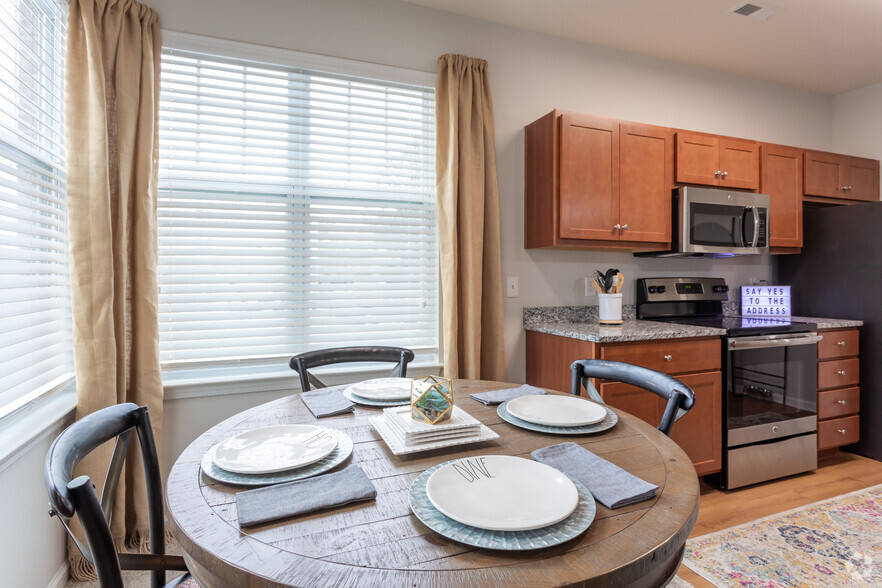 2BR, 2BA - 1052SF B2B - Dining Area - The Reserve at White Oak