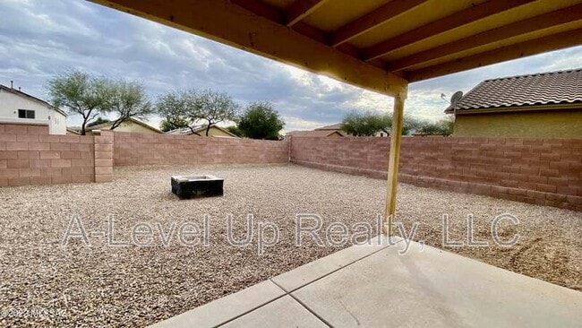 Building Photo - 721 W Flaming Arrow Dr