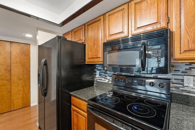 Building Photo - 2 Bedroom Condo with Boat Slip in Bigfork