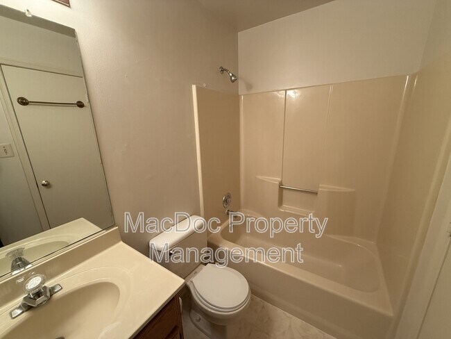 Building Photo - 227 Bend Farm Rd