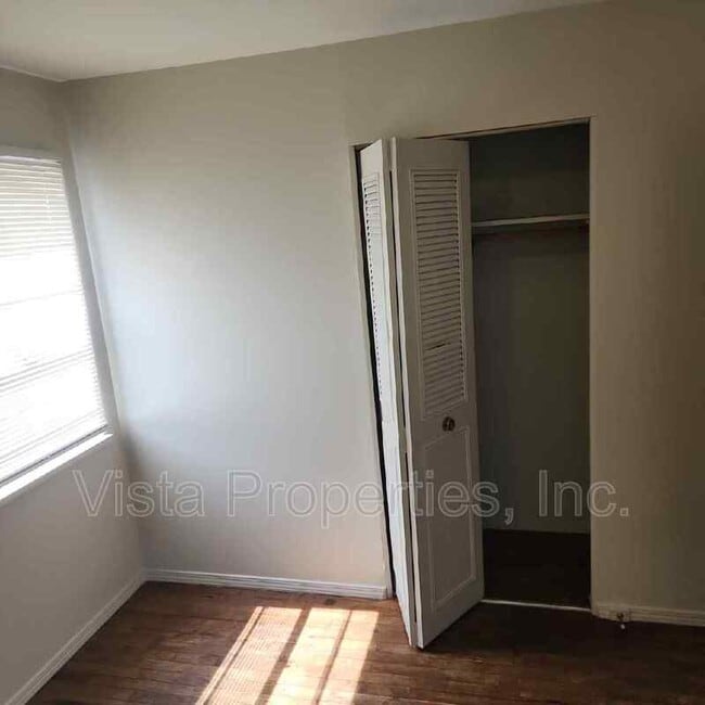 Building Photo - 902 Sinclair St