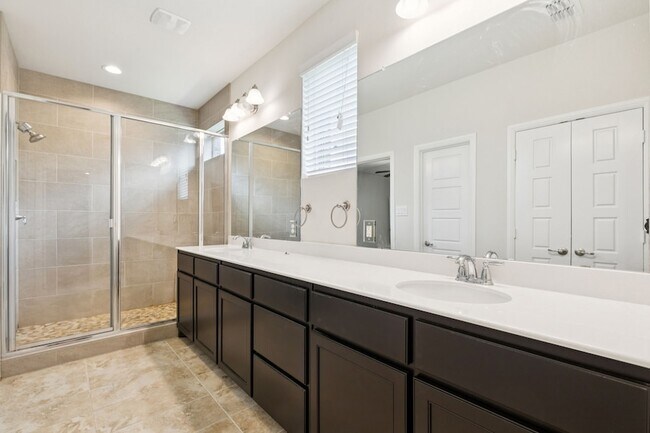Building Photo - 913 Parkside Dr