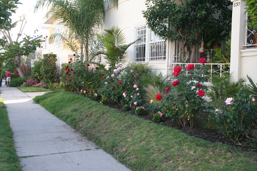 Building Photo - 831 Alandele Ave